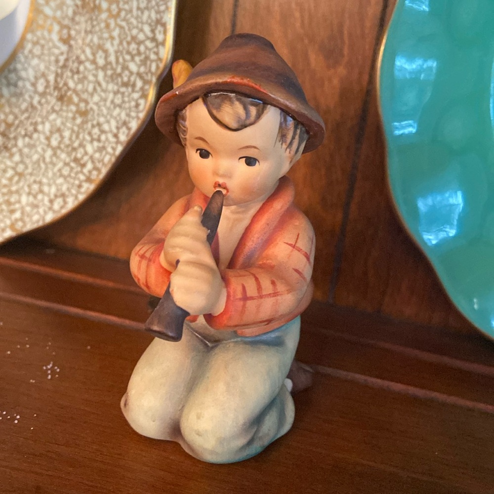 Shepherd Boy Kneeling with flute 3.5” Goebel hummel figurine. Germany